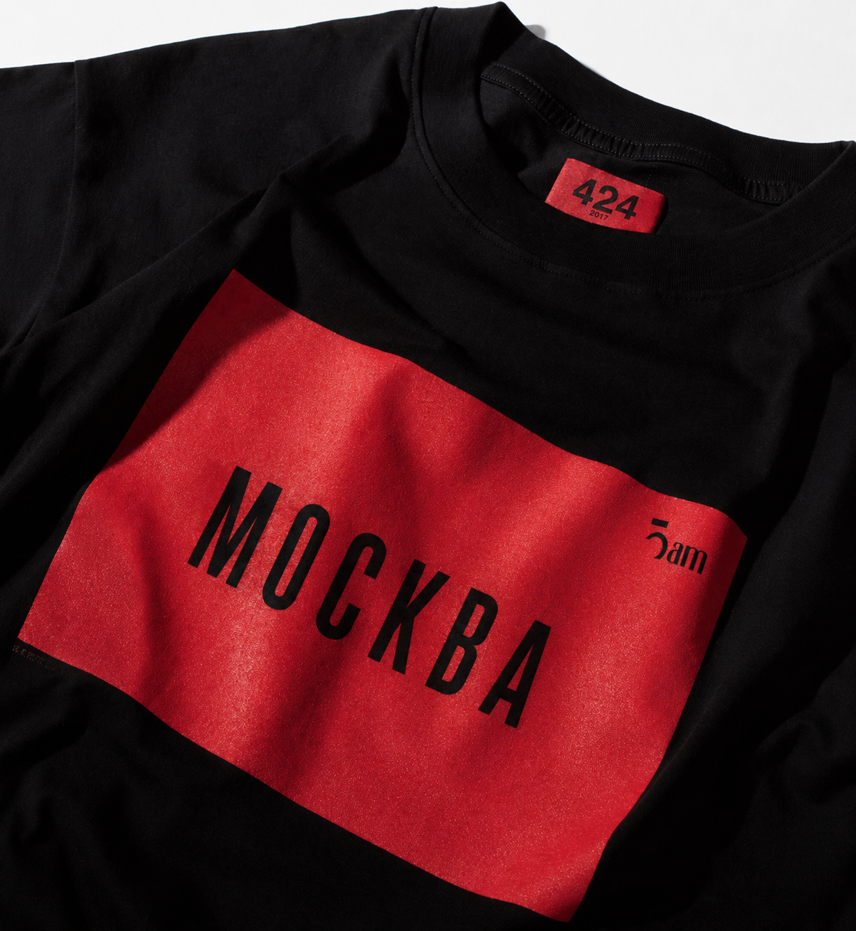 Черная футболка Mосква 5AM с красным принтом крупным планом